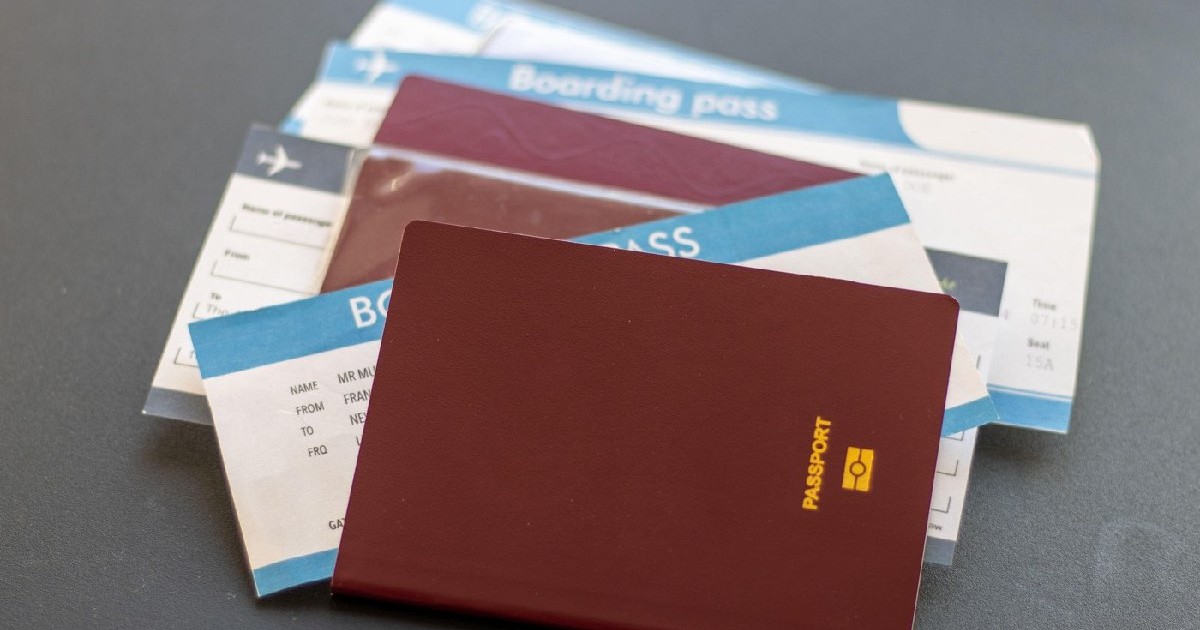 Pașaport și bilete de îmbarcare pentru zboruri, concept de călătorie