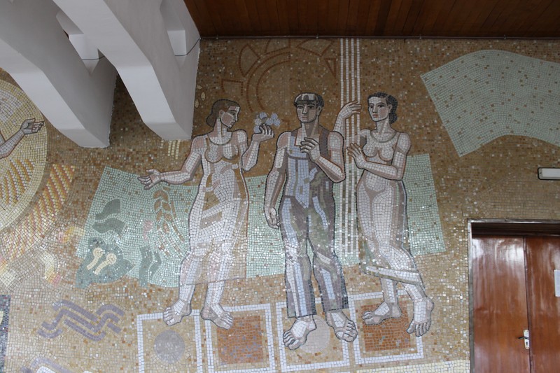 Mozaicurile de pe fațada și din interiorul clădirii reprezintă unele dintre cele mai importante exemple de artă monumentală socialistă din România. Sursa foto: Diana Frîncu