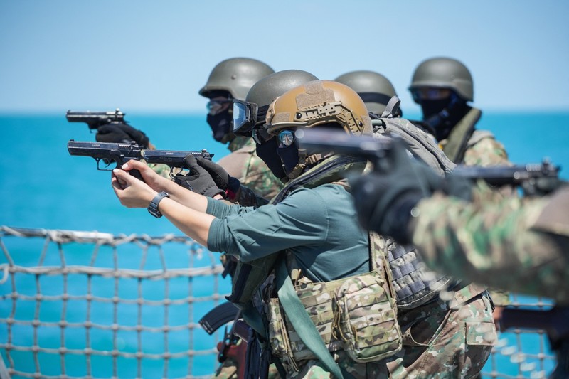 Forțele speciale ale Marinei Române la un antrenament militar pe fregata „Regele Ferdinand” în Marea Neagră, lângă Constanța, pe 22 iunie 2022 | Foto: Profimedia