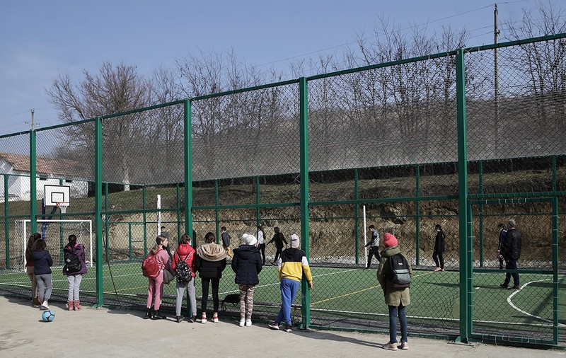 Un director de școală dintr-un sat a deschis terenul de sport elevilor de acum un an. „Nu mai stau la cârciumă, ci joacă fotbal”