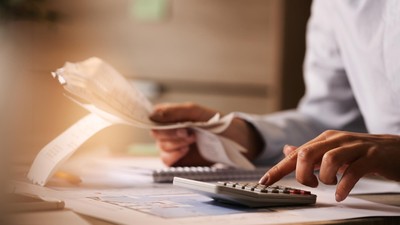 Funcția de contabil joacă un rol vital într-o organizație, implicând responsabilitatea gestionării și înregistrării corecte a informațiilor financiare