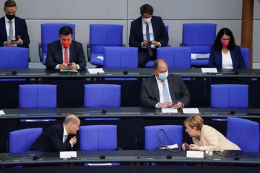 Olaf Scholz (stânga, jos) și Angela Merkel în Bundestag | Foto: EPA