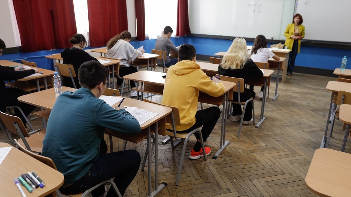 Elevi de clasa a VIII-a susțin simularea de examen național la proba scrisă de limbă română, la un centru de examen