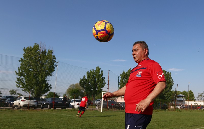 EXCLUSIV | Povestea lui Gheorghe Greaca, fotbalistul poreclit ”Lăutarul”, care încă joacă la 60 de ani. Istorii de la Steaua, CS Târgoviște și Petrolul, cu Valentin Stănescu, Dobrin și strungul de aur!