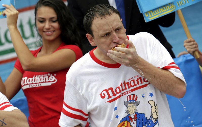 Joey Chestnut, desemnat din nou cel mai rapid înghiţitor de hot dog din lume | VIDEO
