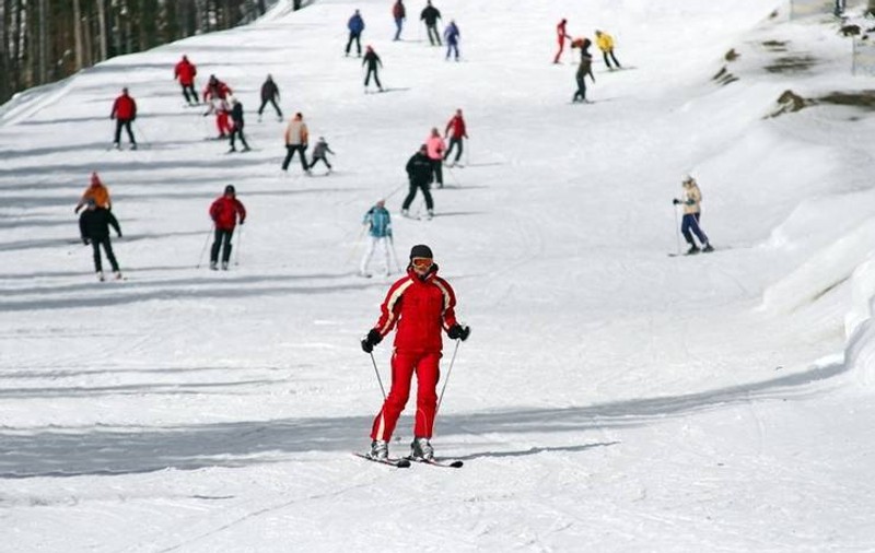 Sinaia: Sute de turişti schiază sau fac plajă la 2000 de metri altitudine