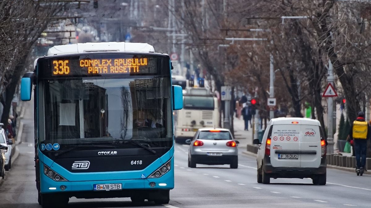 Imaginea surprinde o scenă de trafic urban pe un bulevard mărginit de copaci fără frunze, în București. În prim-plan se află un autobuz aparținând Societății de Transport București (STB). care circulă pe linia 336, având afișată ruta „Complex Apusului - Piața Rosetti”.