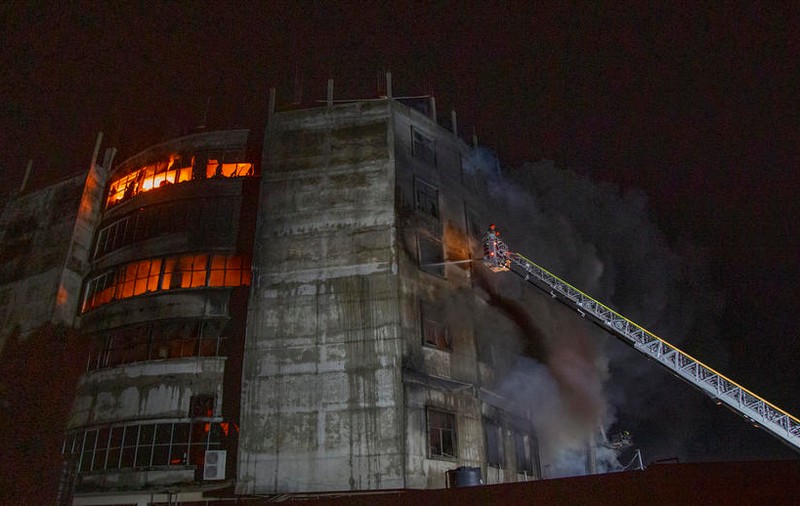 Peste 50 de morți  într-un incendiu la o fabrică din Bangladesh. Muncitorii au sărit pe geam, ca să scape de flăcări