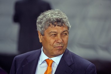 Antrenorul echipei, Shakhtar Donetsk, Mircea Lucescu, da indicatii jucatorilor sai in timpul finalei Cupei Uefa, jucata impotriva formatiei germane Werder Bremen, miercuri 20 mai 2009, in Istambul.