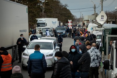 Refugiați ucraineni așteptând să treacă în România, la vama Siret | Foto: Eli Driu