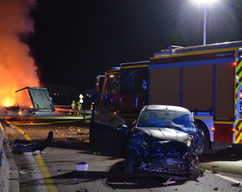 Trei șoferi de TIR au murit carbonizați în camioanele lor, care au luat foc după ce s-au ciocnit pe o șosea din Franța