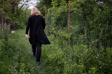 Angela, mergând spre casă