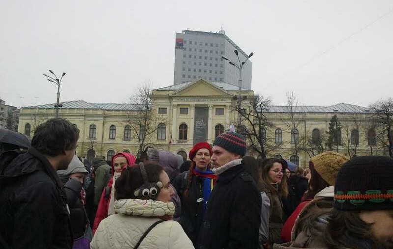 Sute de oameni au ieşit în stradă pentru cauza câinilor fără stăpân | FOTO