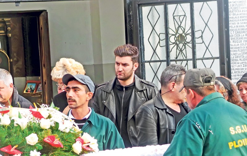 Smiley, îmbărbătat tot timpul de fratele său la înmormântarea bunicii lor
