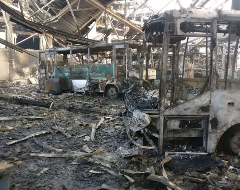 Incendiul violent la societatea de transport public din Tulcea a fost stins. „Pagubele sunt foarte mari” | FOTO&VIDEO