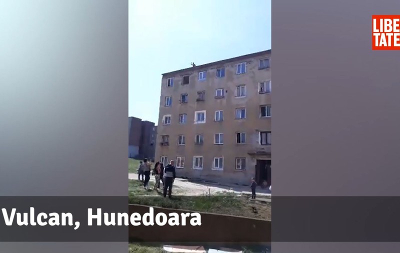Doi bărbați din Vulcan s-au urcat pe bloc și au amenințat că se omoară pentru că le este foame