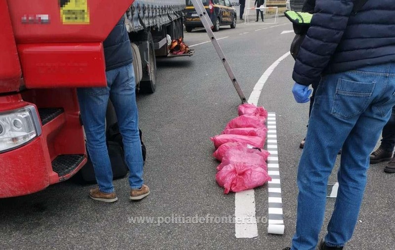 Peste 80 de kilograme de opiu, descoperite la Calafat, în TIR-ul unui turc. Drogurile valorează 1,5 milioane de euro