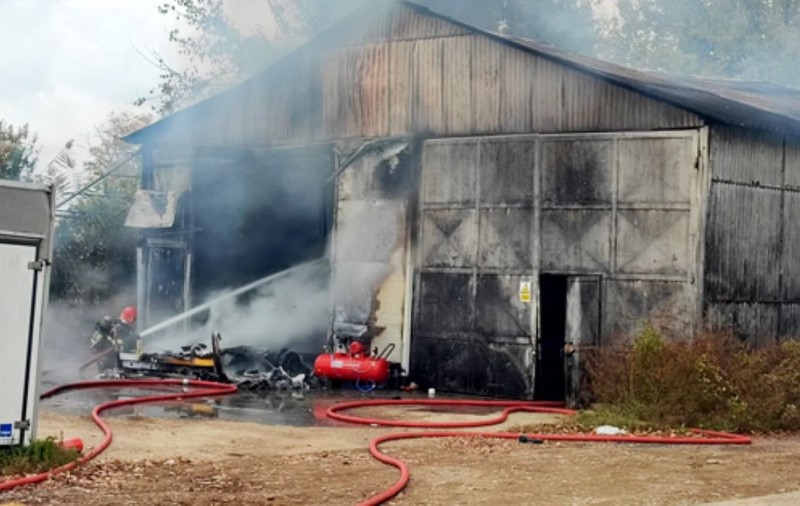 Incendiu într-o hală din Albești Paleologu în care se află 50 de tone de azotat de amoniu