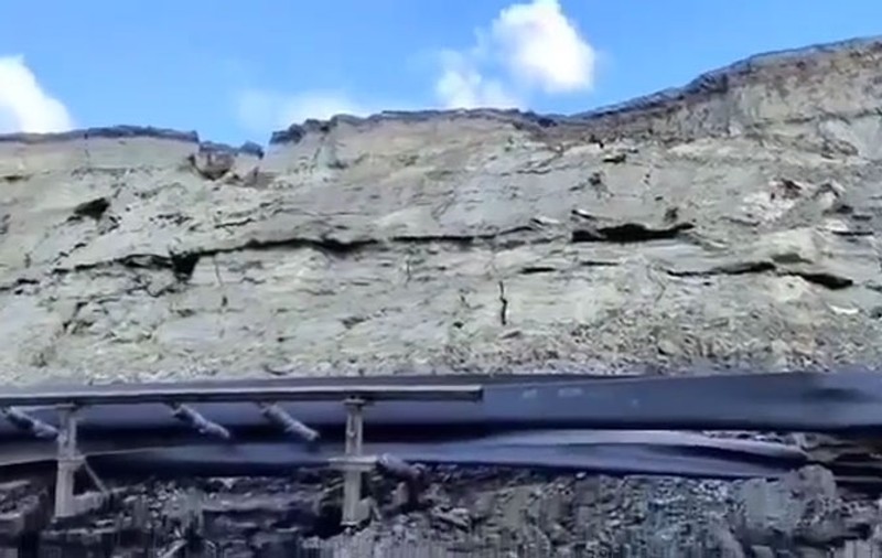 Incident la cariera Roşiuţa. Mai mulți bolovani s-au desprins dintr-un perete | VIDEO