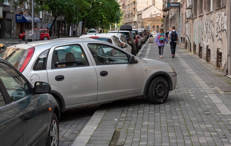 Amenzi mai mari pentru șoferii care parchează mașina pe trotuar. Codul Rutier în 2025