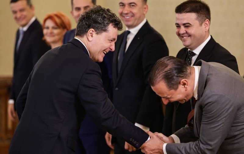 Momentul în care Daniel Băluță face o plecăciune în fața lui Nicușor Dan când își strâng mâna la Palatul Cotroceni