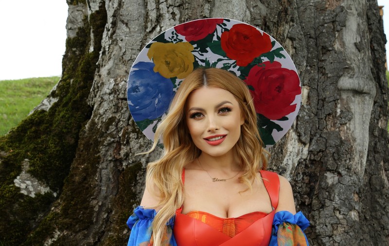 Ținuta purtată de Elena Gheorghe în noul videoclip a atras privirile. „Am folosit 20 metri de material”