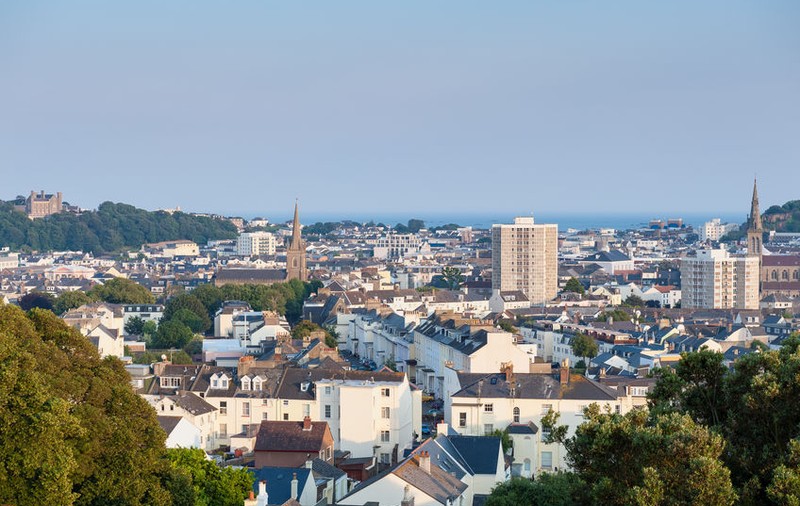 Jersey, insula din Canalul Mânecii, unde trăiesc aproape 3.000 de români, inclusă acum pe lista țărilor din zona galbenă