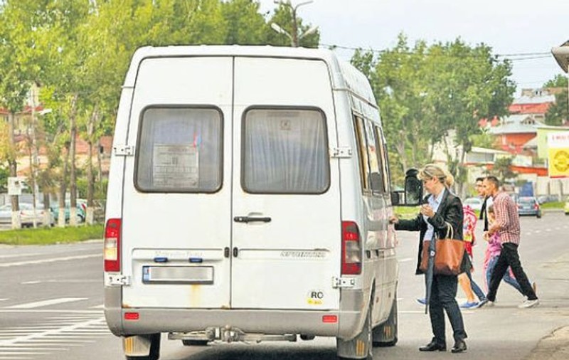 Microbuz umplut până la refuz, pe temperaturi de peste 30 de grade. În ce condiţii circulă navetiştii, spre Bucureşti | VIDEO