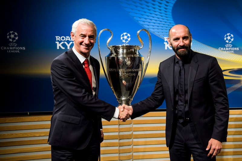 epa06666568 Ian Rush (L), club ambassador of English soccer club "FC Liverpool" poses with Ramon Rodriguez Verdejo Monchi (R), sports director of Italian soccer club "AS Roma" after the semi-final draw of the UEFA Champions League 2017/18, at the UEFA Headquarters, in Nyon, Switzerland, 13 April 2018. EPA-EFE/JEAN-CHRISTOPHE BOTT