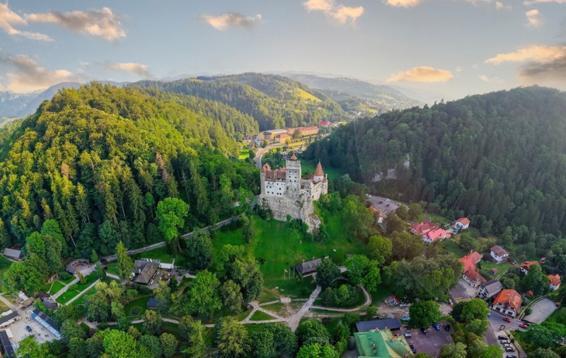 Castelul Bran la apus, vedere aeriana - celebrul Castel Dracula din Transilvania, Romania.