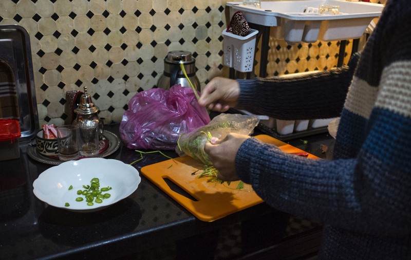 Bărbații români gătesc și fac mai multă treabă prin casă decât cei din Luxemburg, Franța sau Belgia