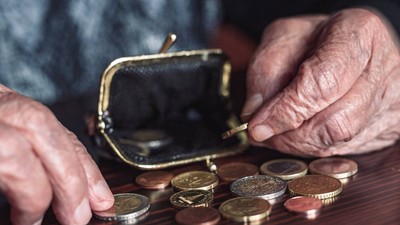 femeie numara monede euro ajutor social germania