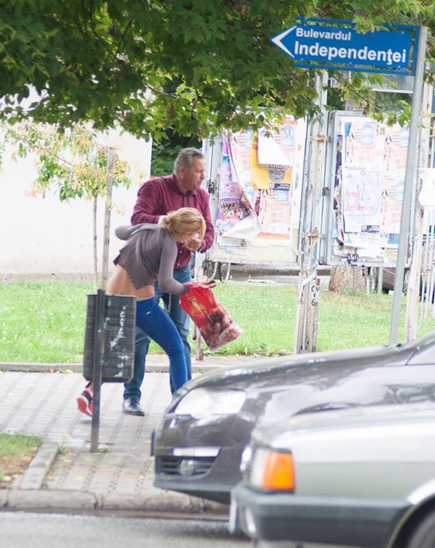 Un politician ar fi agresat o femeie în plină stradă, la Bistrița | GALERIE FOTO