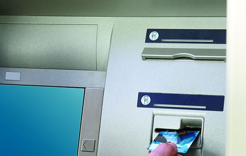 Trei români, judecaţi pentru fraude cu carduri bancare, în America