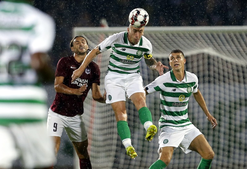 Fotbaliștii lui Celtic sunt redutabili în duelurile aeriene FOTO: EPA-EFE/FEHIM DEMIR