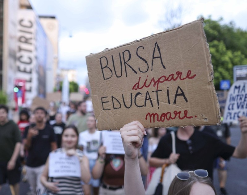 Studenții au protestat din nou în București, după anunțul că bursele vor fi tăiate de Guvernul Bolojan: „Nu din burse faceți averi”