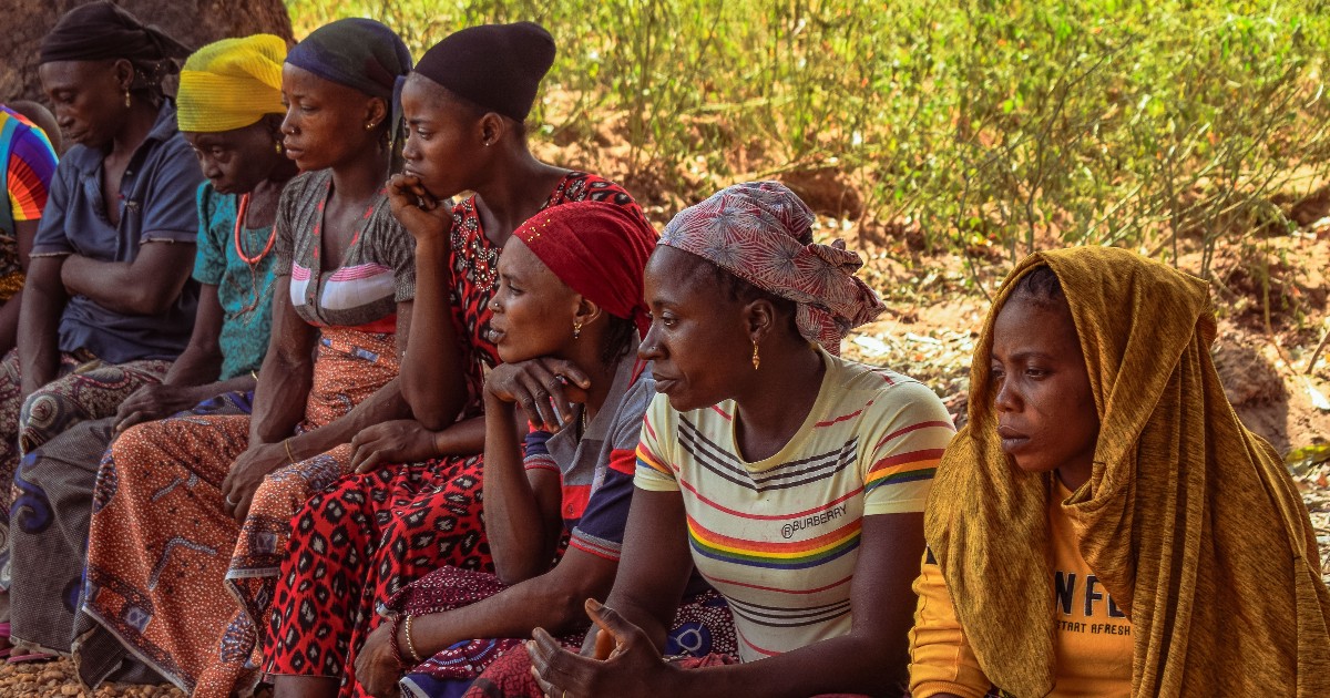 Femei care stau așezate, în Africa