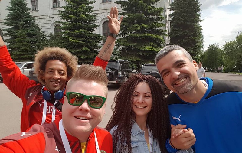 Cea mai inedită cerere în căsătorie din showbiz-ul românesc. Un solist și-a cerut iubita de nevastă ajutat de o armată de artiști