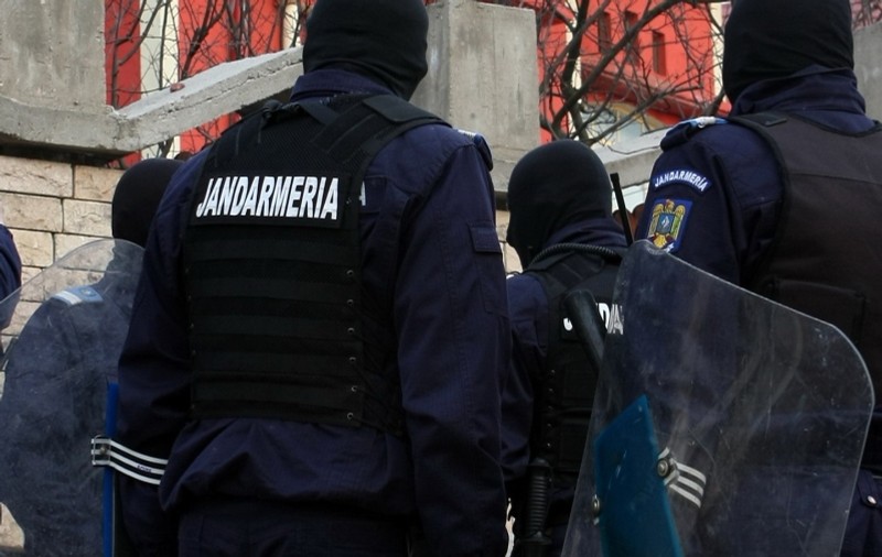 Un jandarm şi un poliţist, reţinuţi pentru trafic de droguri 