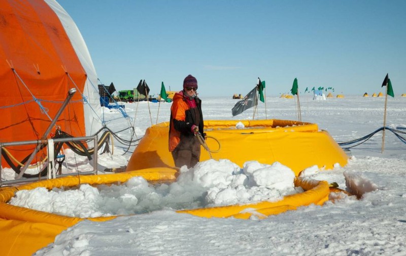 Cercetătorii au topit cu apă fierbinte 523 de metri de gheață din Antarctica pentru a scoate o bucată de rocă de 228 de metri, veche de până la 23 de milioane de ani