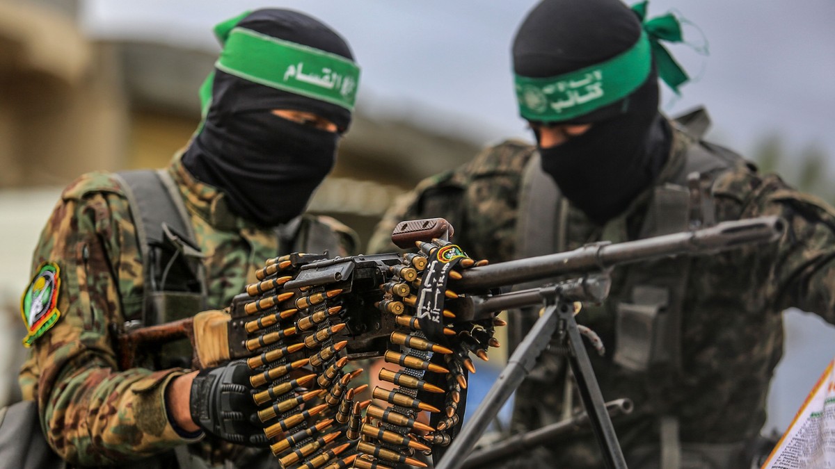Luptători din brigăzile Ezz al-Din Al-Qassam, aripa armată a mișcării islamiste Hamas