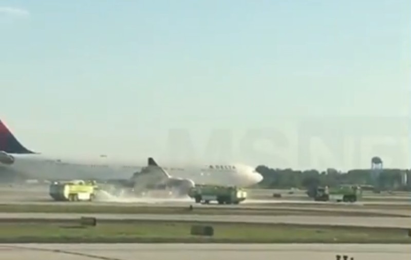 Motorul unui avion Delta Airlines a luat foc în aer. Al doilea incident de acest fel în câteva zile