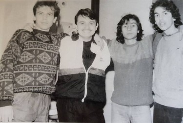 Flavius Buzila (dreapta) în anul când a devenit dascăl