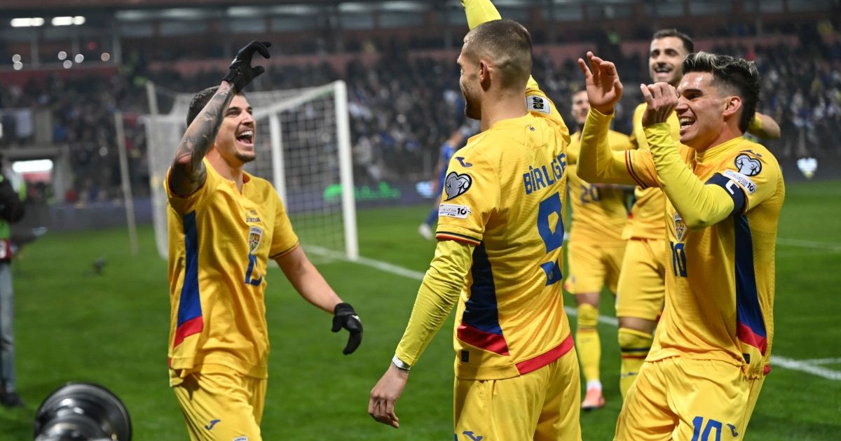 Bucurie a fotbalistilor romani Valentin Mihaila, Daniel Birligea si Ianis Hagi dupa un gol marcat in meciul de fotbal dintre Bosnia Hertegovina si Romania, din cadrul Preliminariilor Campionatului Mondial 2026, desfasurat pe Stadionul Bilino Polje din Zilina, sambata 15 noiembrie 2025. © FOTO:Razvan Pasarica/SPORT PICTURES