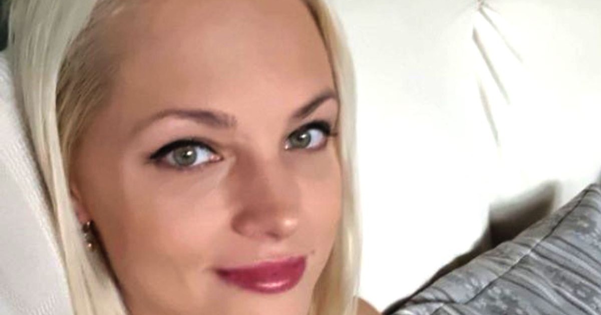 Tânăra mamă, în prim-plan, cu părul blond și ochii de culoare deschisă