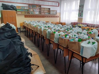 Zeci de pungi cu produse de curățenie au fost împărțite familiilor elevilor