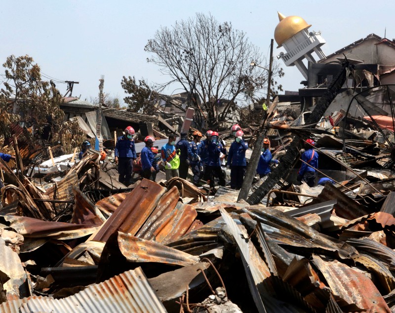 UPDATE / Bilanțul tragediei din Indonezia capătă proporții catastrofale: cel puțin 1.424 de morți. Decedații, înhumați în gropi comune