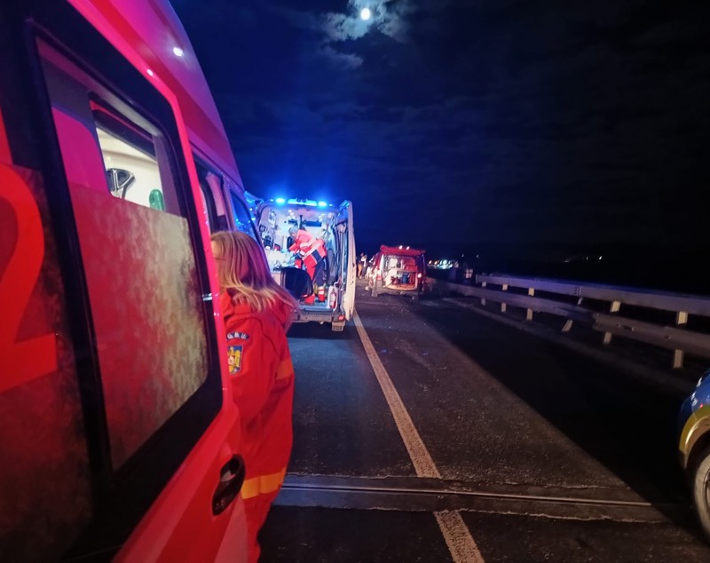 Accident între un microbuz și o mașină cu 7 persoane implicate în județul Sibiu. Autoritățile au activat Planul roșu de intervenție