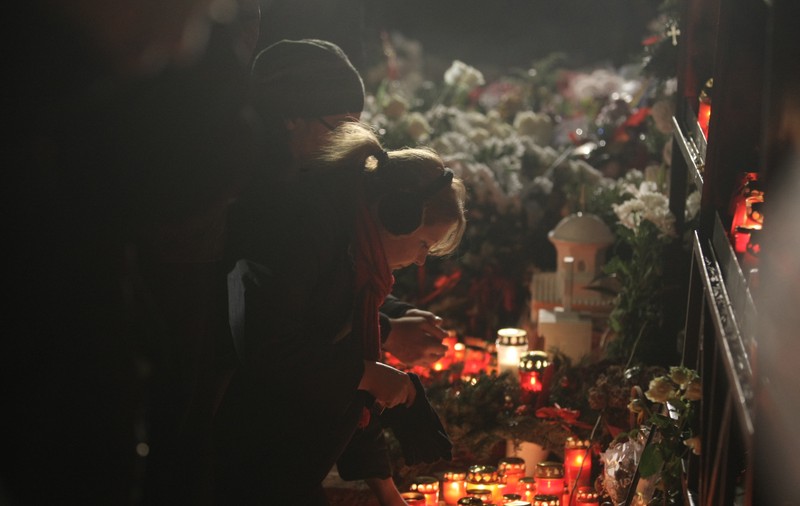 Tragedia din COLECTIV. Zeci de oameni au mers cu flori și lumânări la ”clubul morții” | FOTO