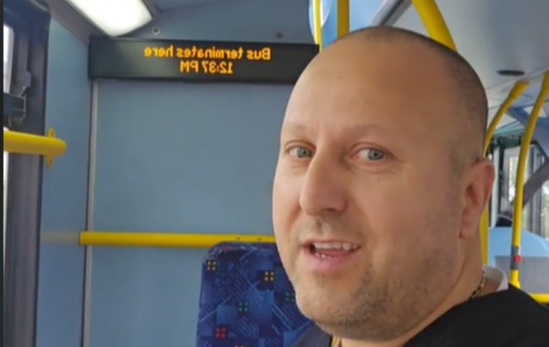Un șofer român de autobuz din Londra anunță că o călătorie va costa 3 lire: „Și în garaj la noi e mare zarvă, că noi știm” | VIDEO
